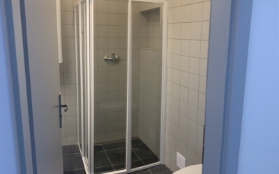 koupelna se sprchou a WC